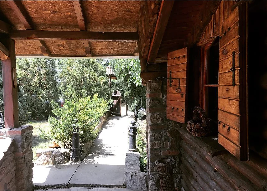 Pogled sa natkrivenog trema brvnare