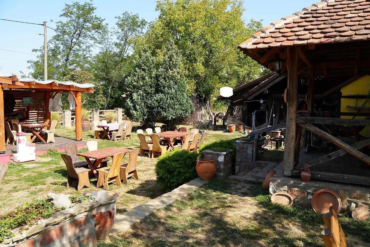 Uređena bašta sa kamenim vrtom i brvnarama