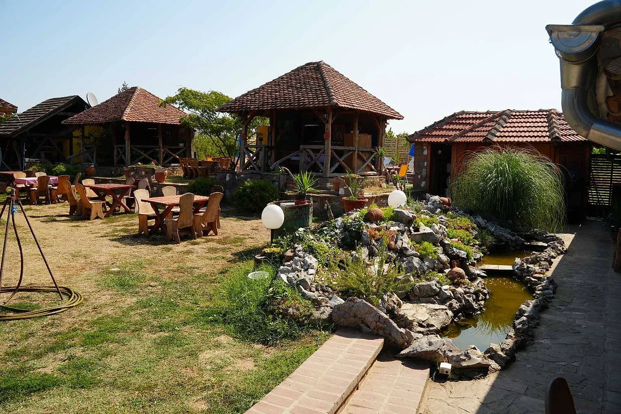 Drveni gazebo i kameni vrt u bašti sela