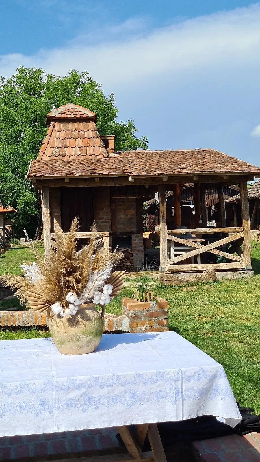 Drveni bunar i gazebo ukrašeni cvećem