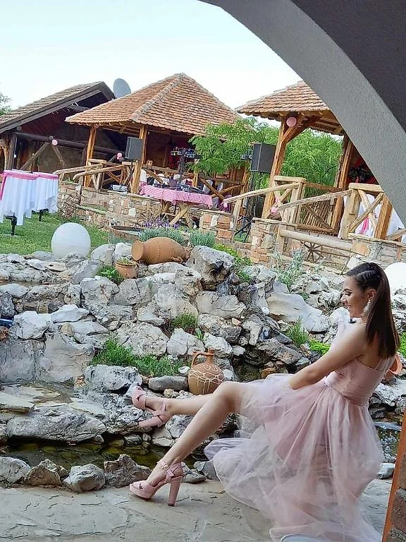 Uređena bašta sa kamenim vrtom