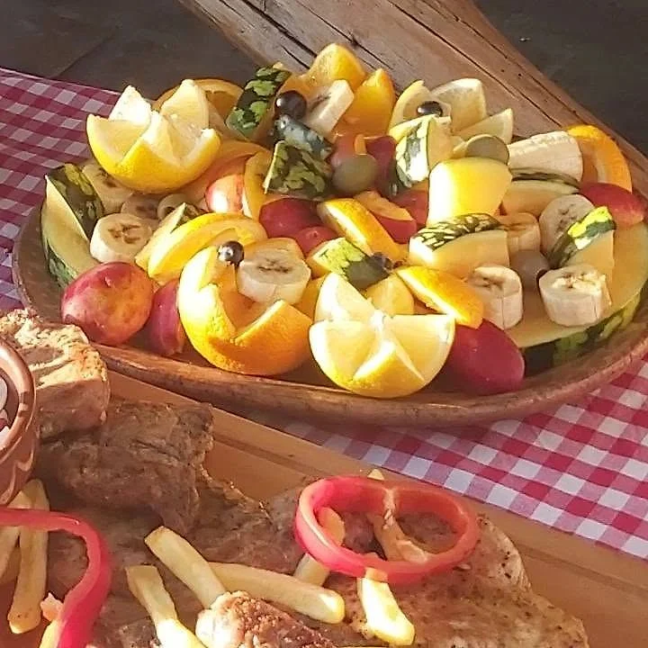 Sveže voće servirano u zemljanoj činiji