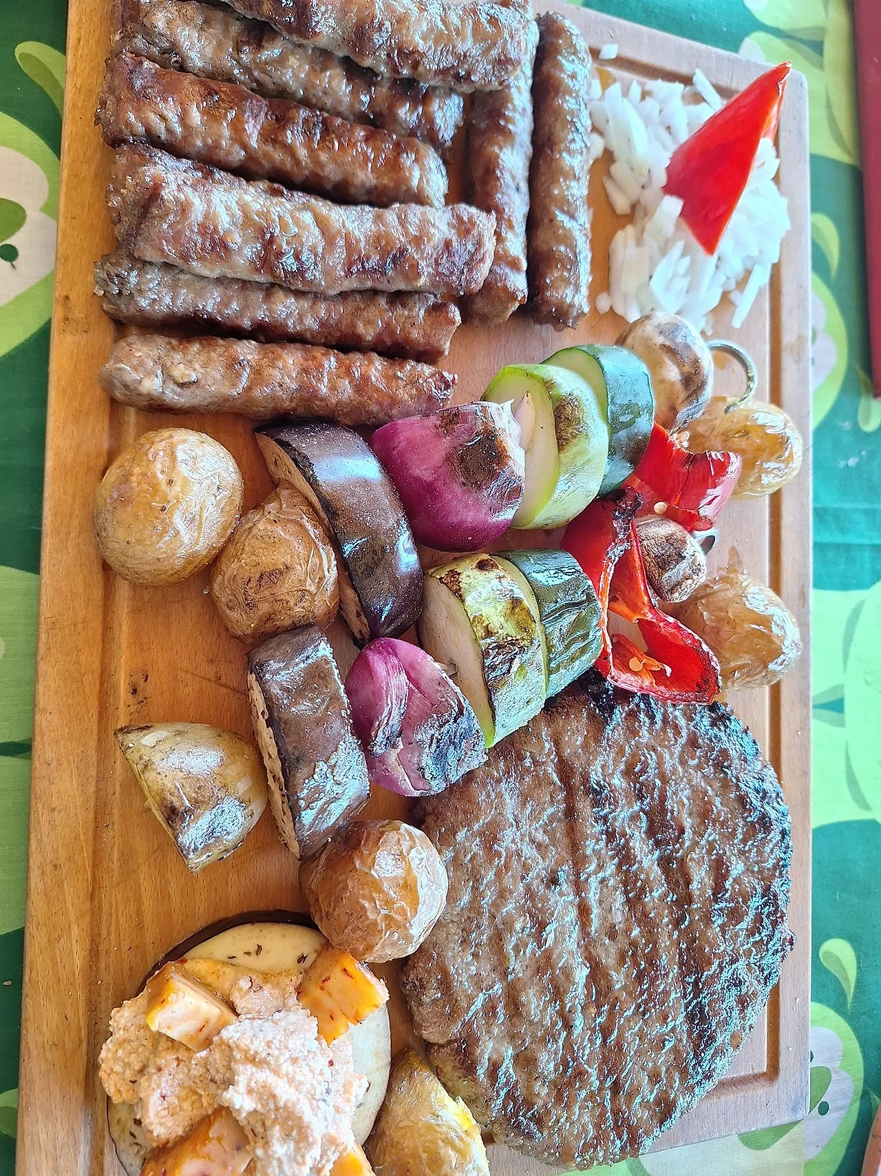 Bogata meze daska sa hlebom i suhomesnatim specijalitetima
