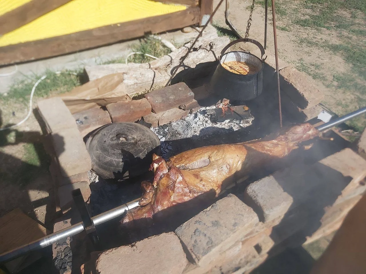 Jagnjeće pečenje na ražnju nad žarom