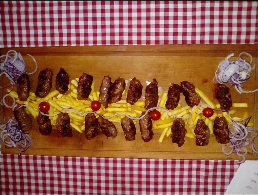 Ćevapi sa žara na drvenoj daski