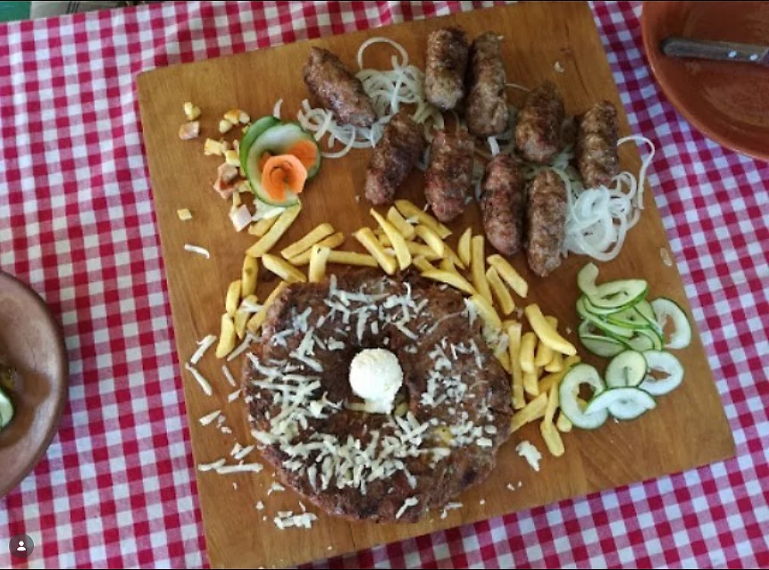Ćevapi sa kajmakom na drvenoj daski
