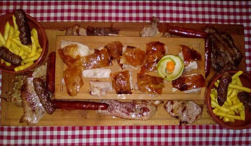 Daska mešanog roštilja iz ptičje perspektive
