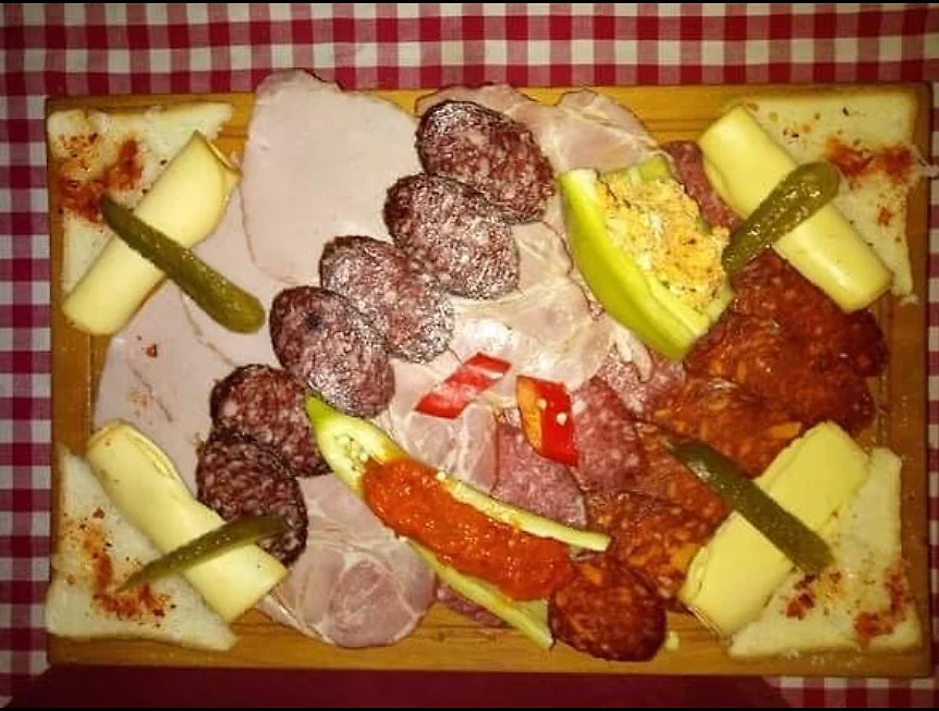 Meze daska sa suhomesnatim proizvodima i sirom