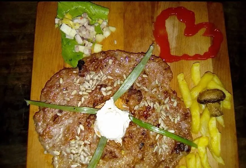 Pljeskavica sa kajmakom i pomfritom
