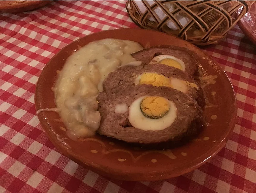 Rolovana mlevena sa sosom od pečuraka