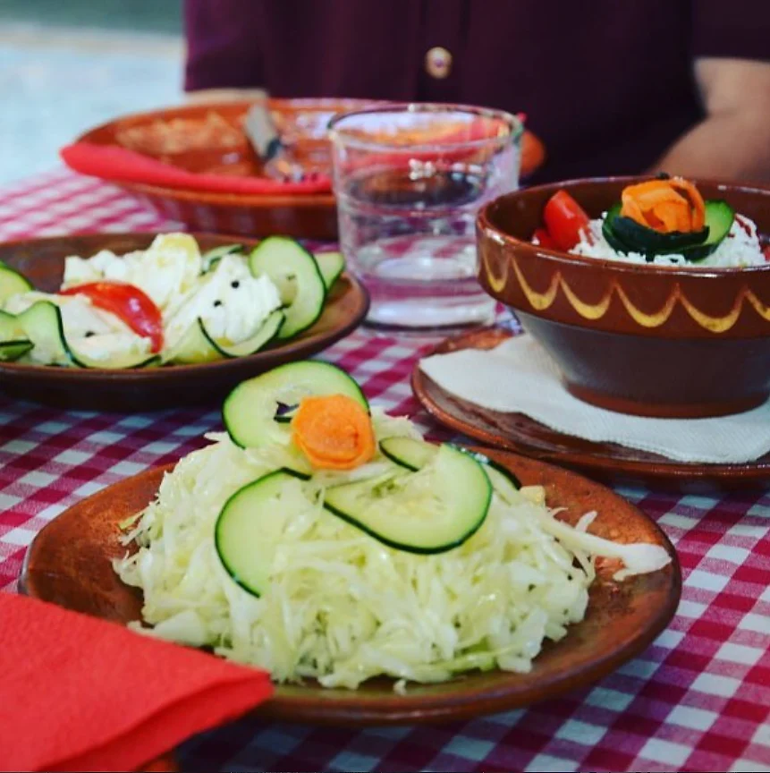 Sveže salate sa domaćim sirom u zemljanim činijama