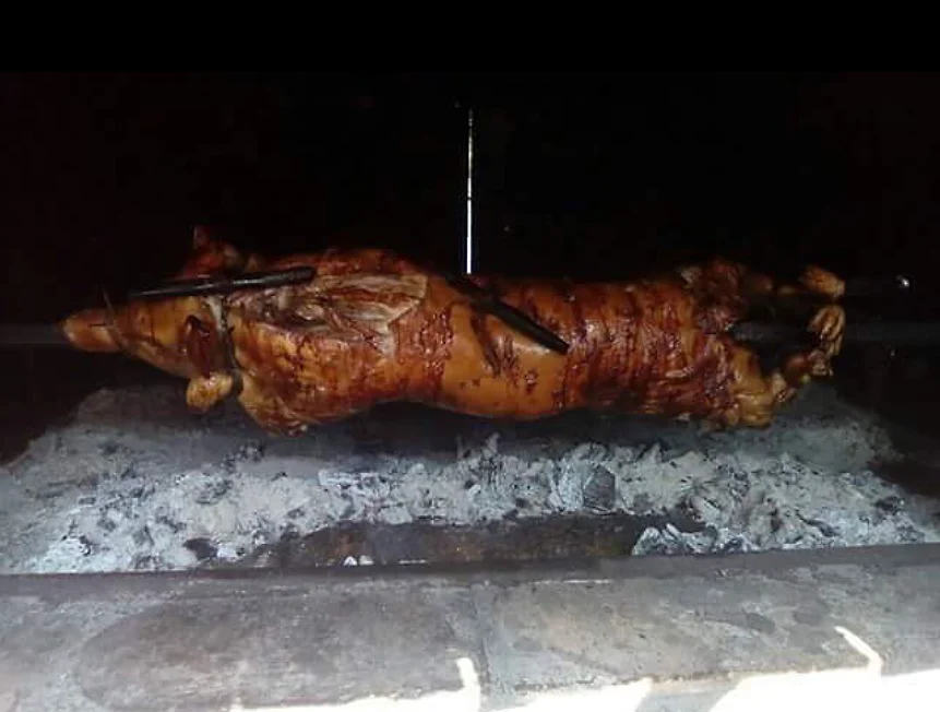 Prase peče se na ražnju nad žarom