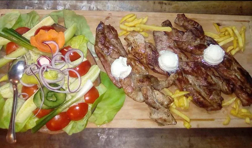 Meso sa žara sa kajmakom i velikom salatom