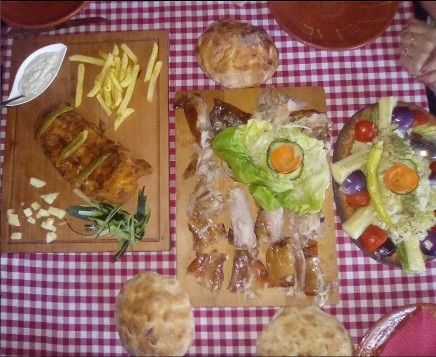 Postavljena trpeza sa više jela i salata