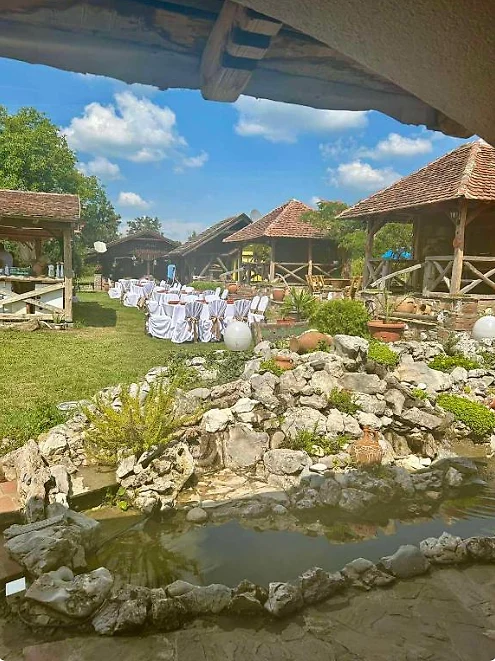 Proslava u bašti pored jezerca