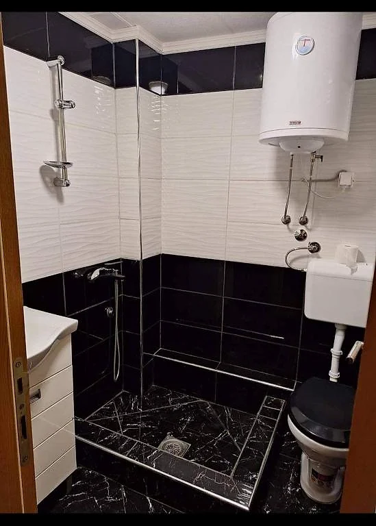 Kupatilo sa tuš kabinom i lavaboom