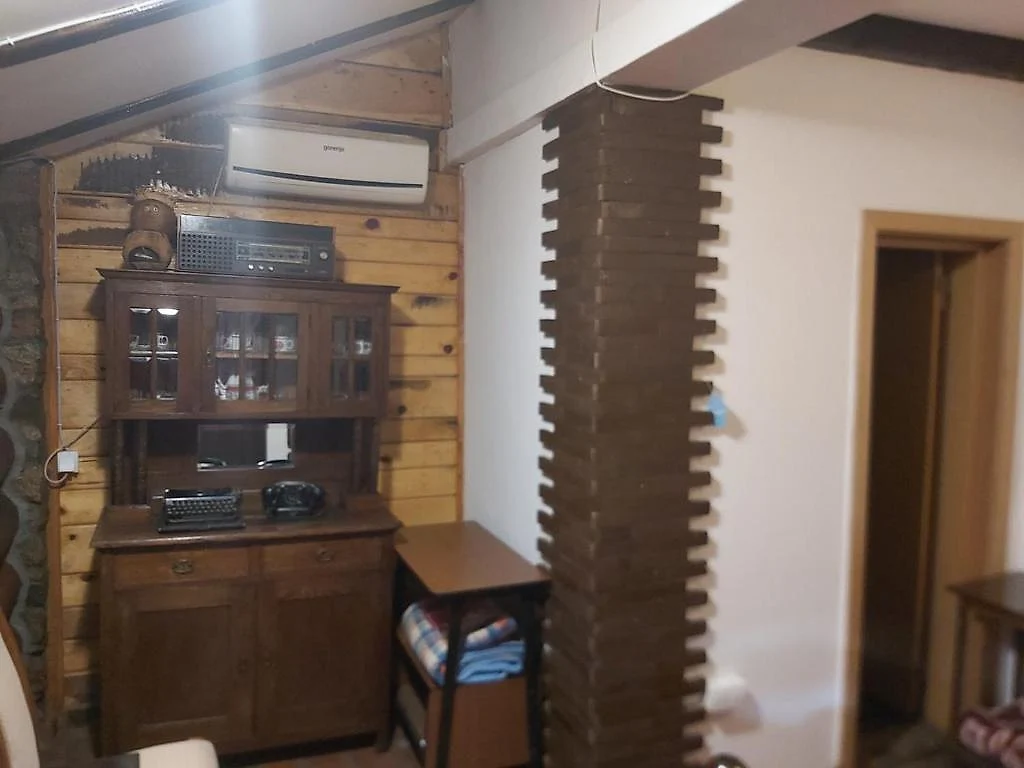 Etno detalj sa starom pisaćom mašinom i telefonom