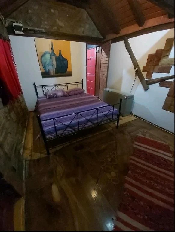 Soba sa drvenim krevetom i narandžastom posteljinom