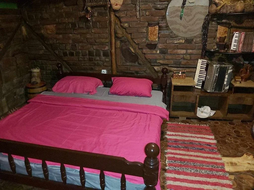Rustična soba sa folklornim detaljima