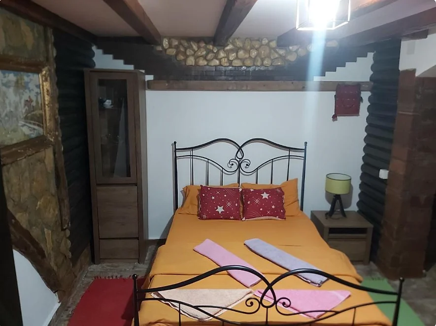 Rustična soba sa kovanim krevetom